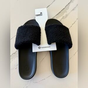 NWT lululemonn women’s black/gold fleece slides size 10